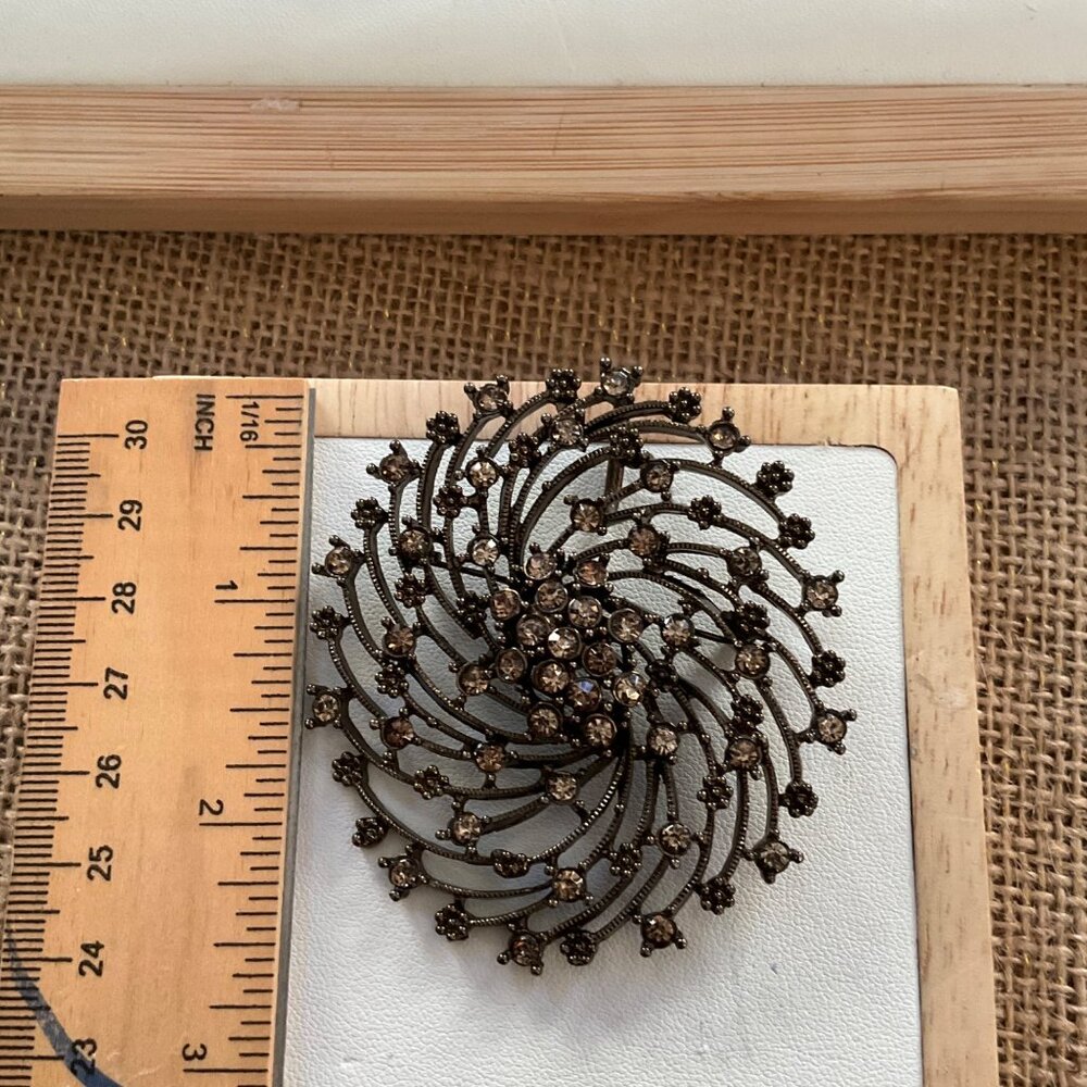 Simply Vera Wang Rhinestone Spiral Brooch Pin Jewelry With Crystal Stones & Meta - Picture 4 of 10